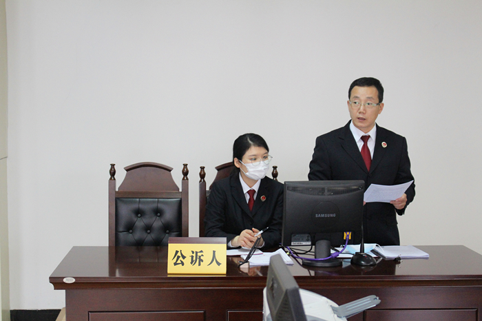 淮安区检察院党组成员王永刚出庭公诉一起造成3名未成年人食物中毒的